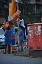 Twinkle Khanna and Gayatri Oberoi paint trees in Juhu on 10th Dec 2015
